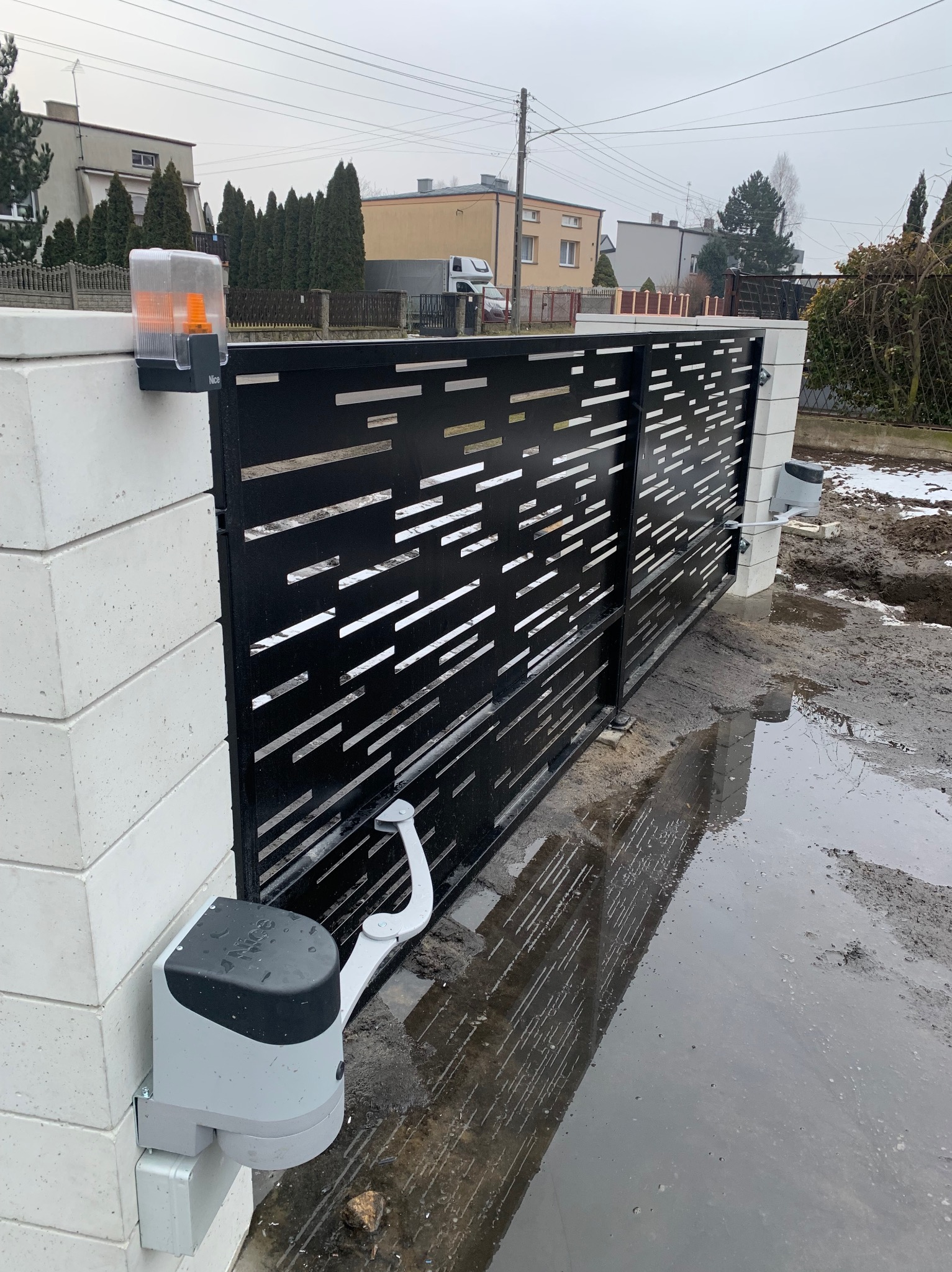 Napęd do bramy na szerokie słupki