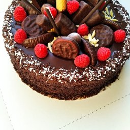 Tort czekoladowo -malinowy