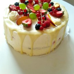 Tort śmietankowo-owocowy w białej polewie