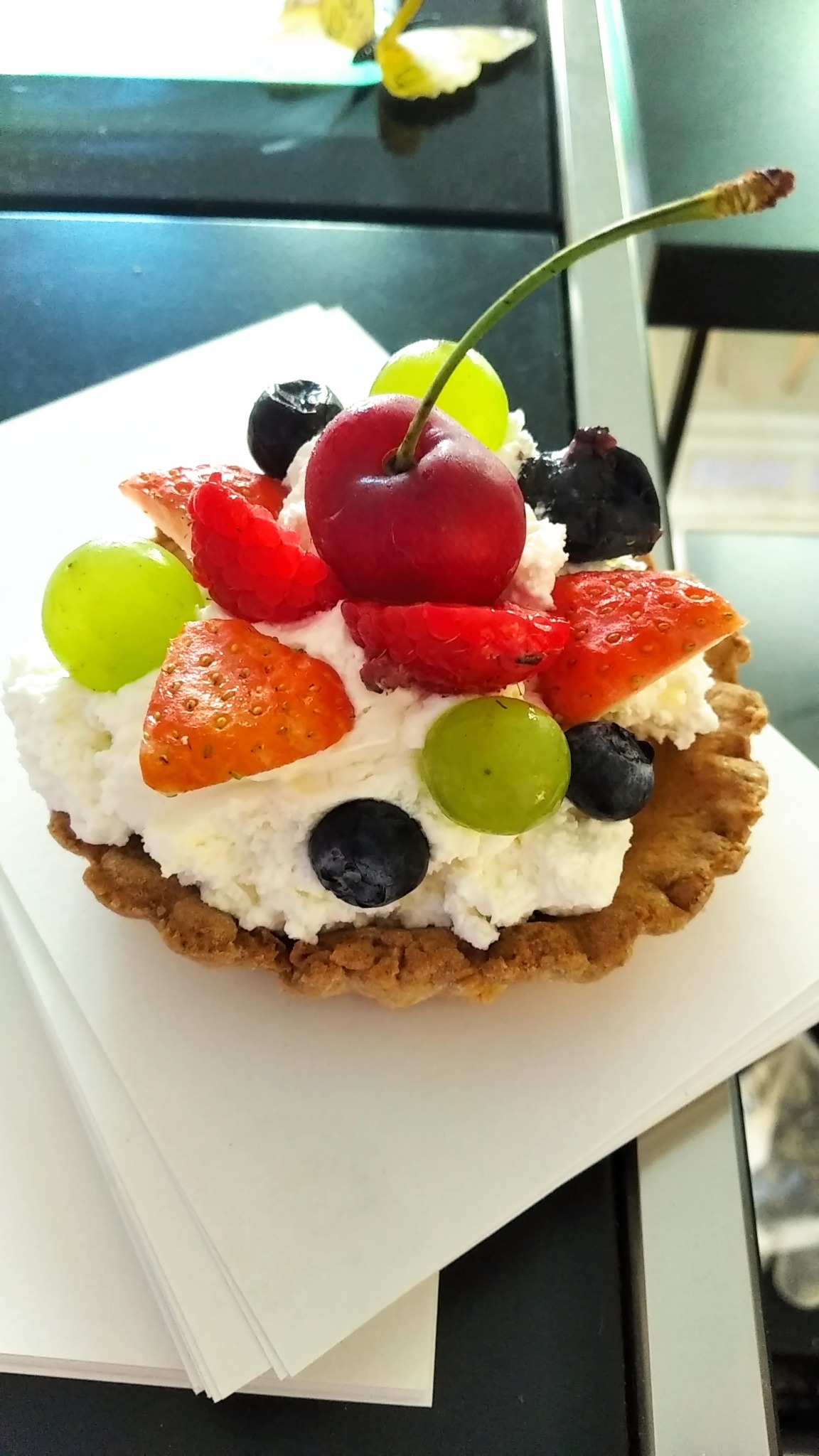 Babeczka owocowa z bitą śmietaną