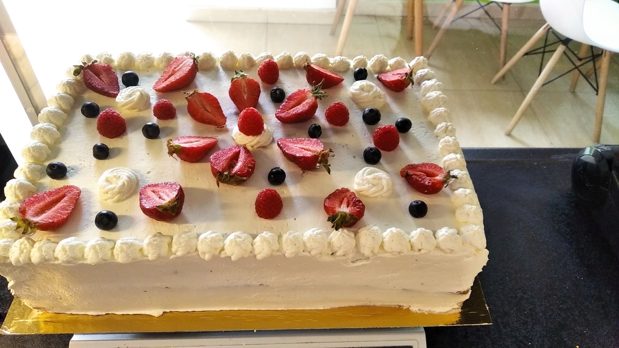 Tort prostokątny śmietankowo-truskawkowo-borówkowy