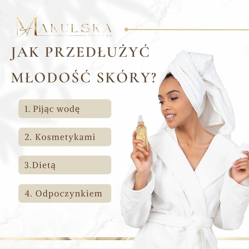 Kobieta w białym szlafroku i ręczniku na głowie trzyma w dłoni buteleczkę z serum do twarzy, obok lista porad dotyczących przedłużania młodości skóry.