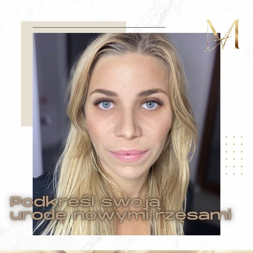 Portret blondynki z niebieskimi oczami i delikatnym makijażem, z wyraźnie podkreślonymi, przedłużonymi rzęsami.