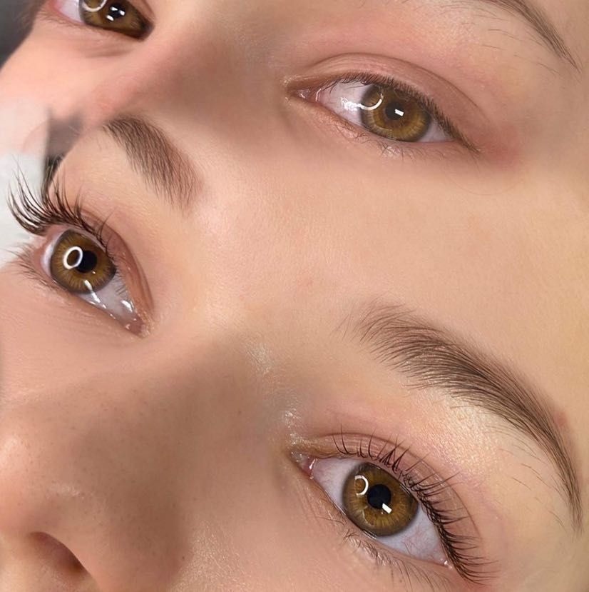 Zbliżenie na oczy z przedłużonymi rzęsami, widoczne brwi po stylizacji i delikatny makijaż.