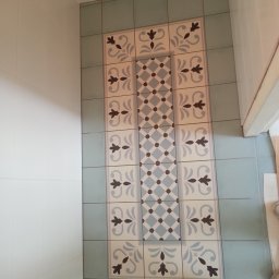 włoska terakota podłoga w toalecie 