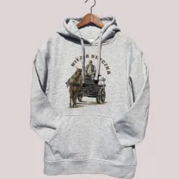 Szara bluza z kapturem wisząca na wieszaku, z nadrukiem przedstawiającym bryczkę zaprzężoną w konia i napis 'Niezła Bryczka'.