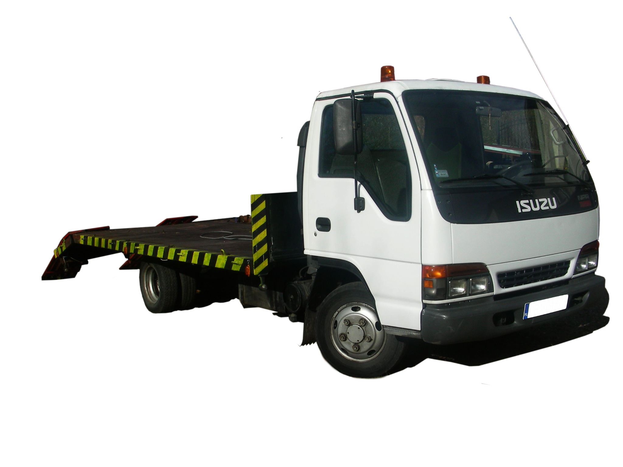 Biała laweta marki Isuzu z platformą załadunkową pomalowaną w czarno-żółte pasy, widoczna z boku na białym tle.