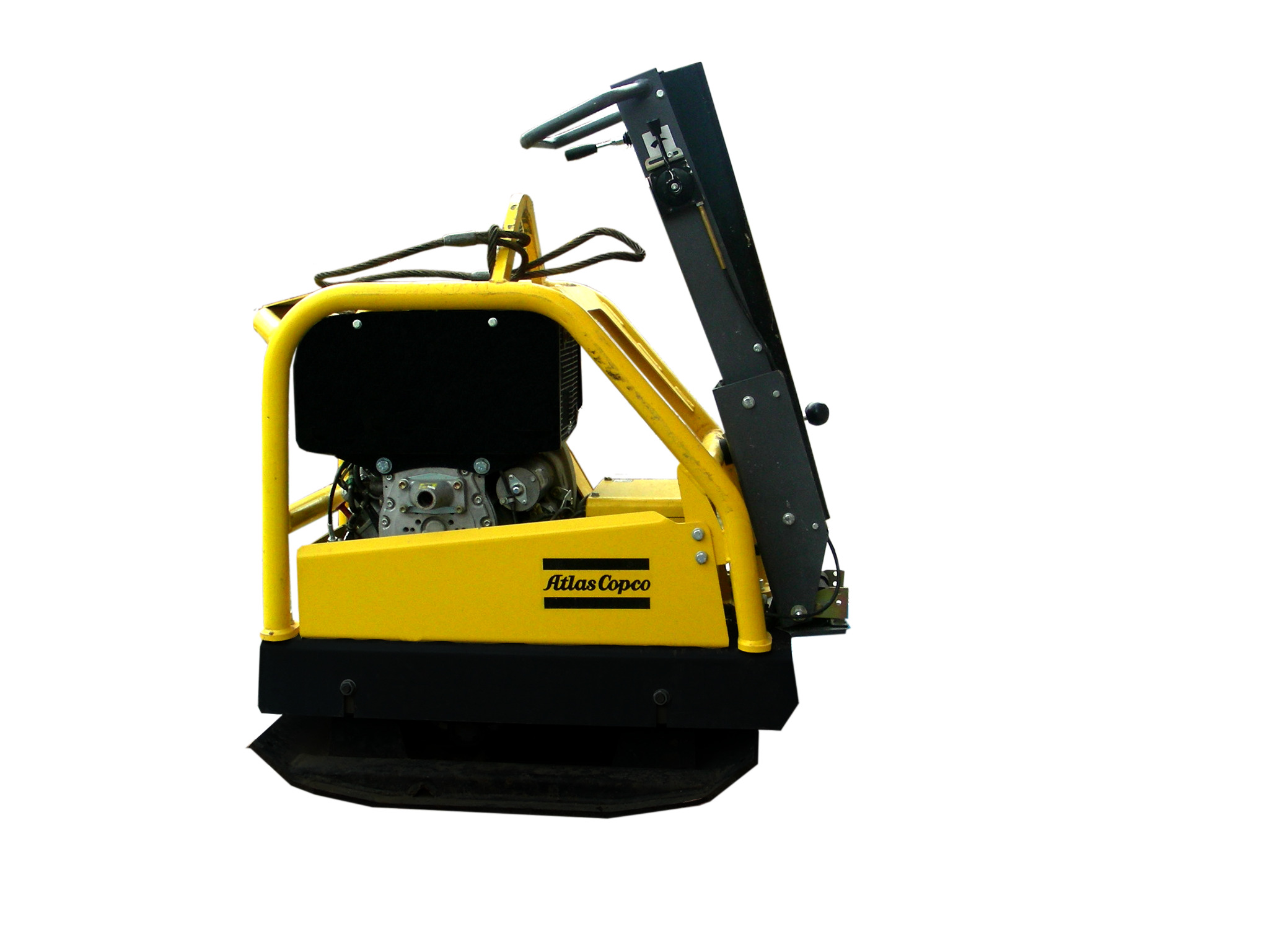 Żółto-czarna zagęszczarka gruntu Atlas Copco sfotografowana z boku na białym tle, widoczny silnik spalinowy i mechanizm wibracyjny.