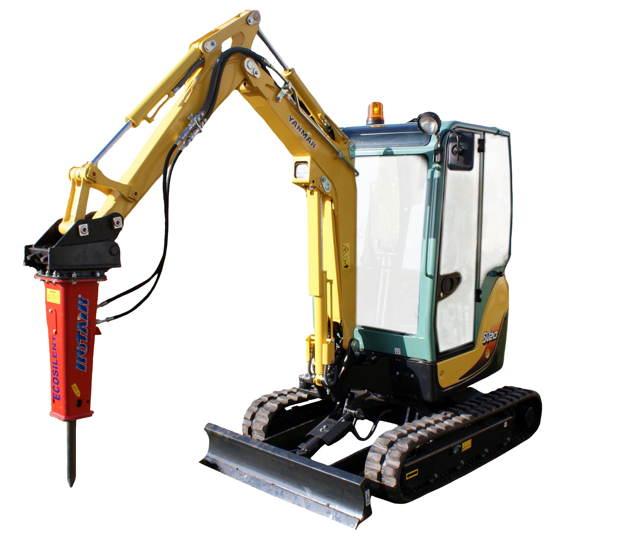 Żółto-zielona mini koparka Yanmar SV20 z zamontowanym czerwonym młotem hydraulicznym Rotair Ecosilent, na białym tle.