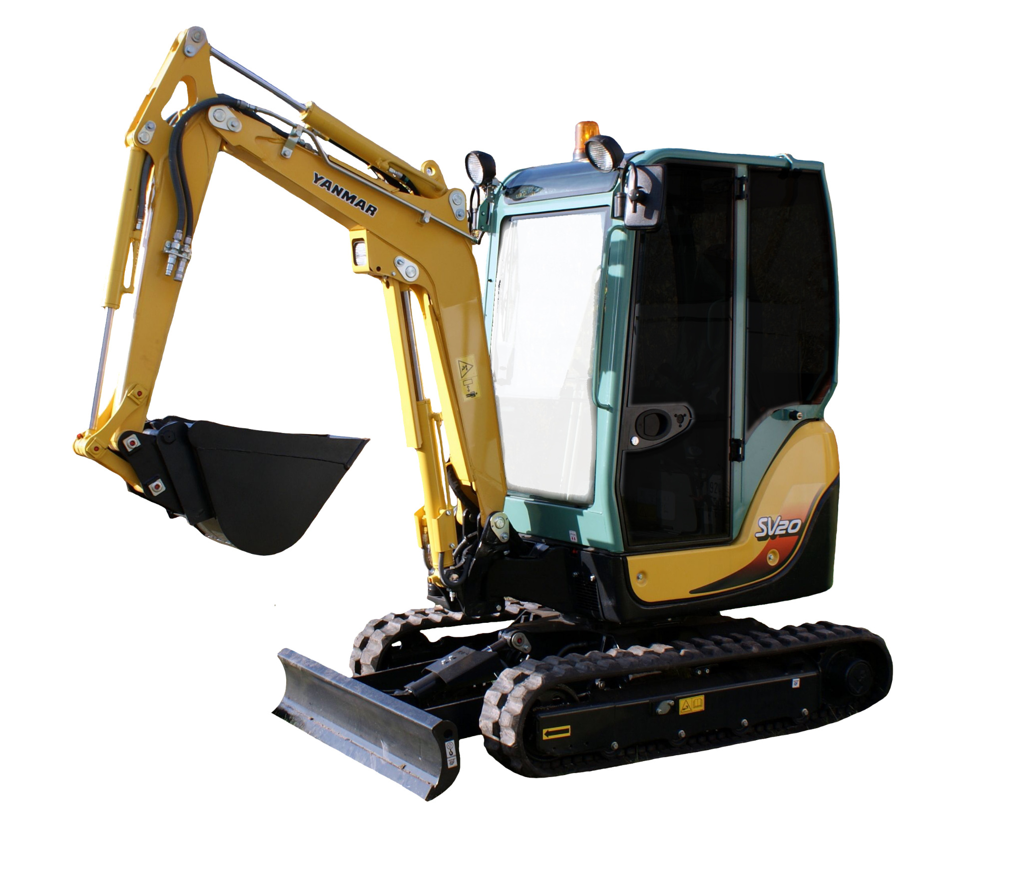 Żółto-czarna mini koparka Yanmar SV20, z łyżką skierowaną w dół, na białym tle, widoczna z boku pod lekkim kątem.