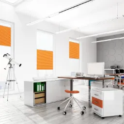 Jasne biuro z pomarańczowymi plisowanymi osłonami okiennymi, teleskopem i nowoczesnymi meblami biurowymi.