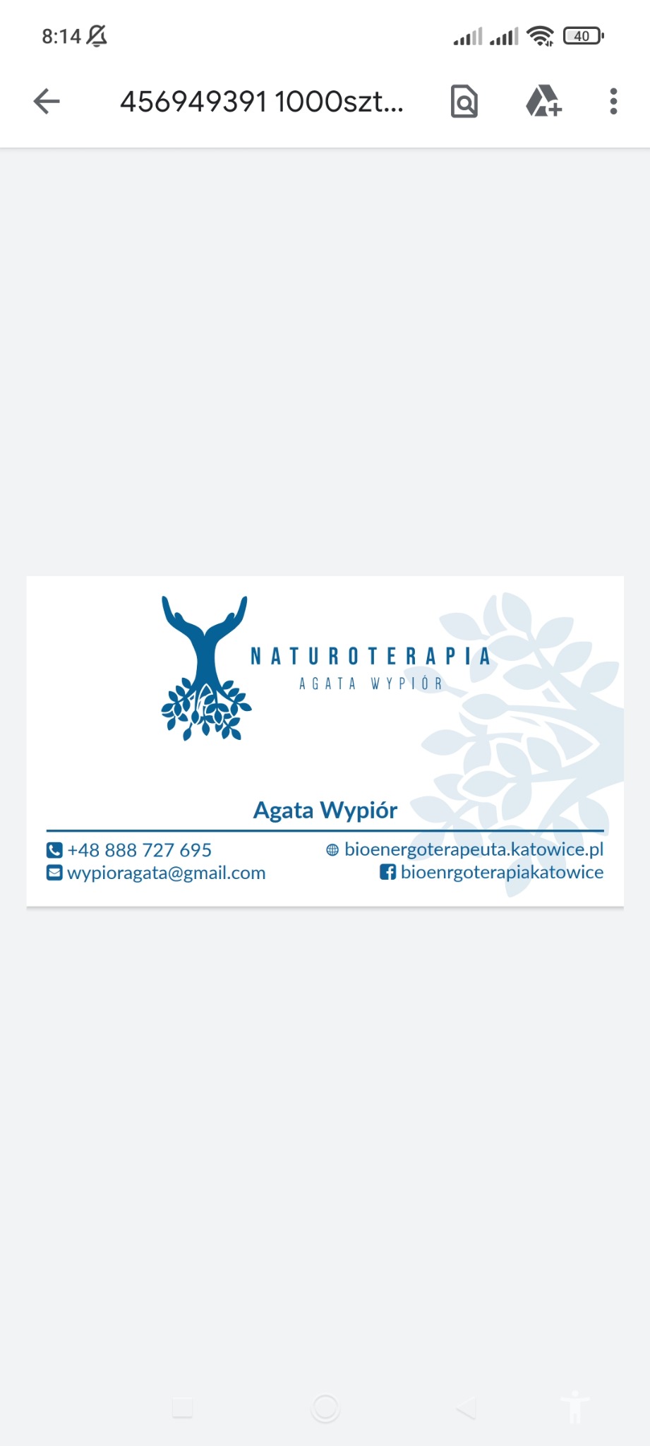 Wizytówka z logo przedstawiającym drzewo z korzeniami w kształcie dłoni, nazwa firmy Naturoterapia Agata Wypiór oraz dane kontaktowe: numer telefonu, adres email, strona internetowa i profil...