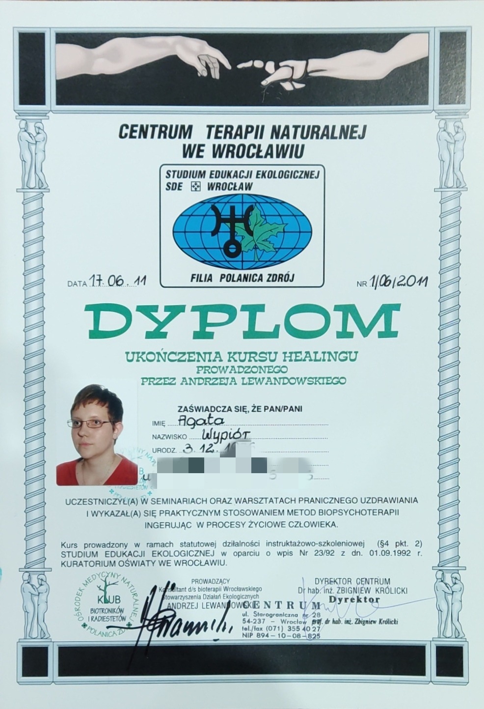 Skan dyplomu ukończenia kursu healingu, wydanego przez Centrum Terapii Naturalnej we Wrocławiu, z logo Studium Edukacji Ekologicznej i zdjęciem absolwentki Agaty Wypiór.