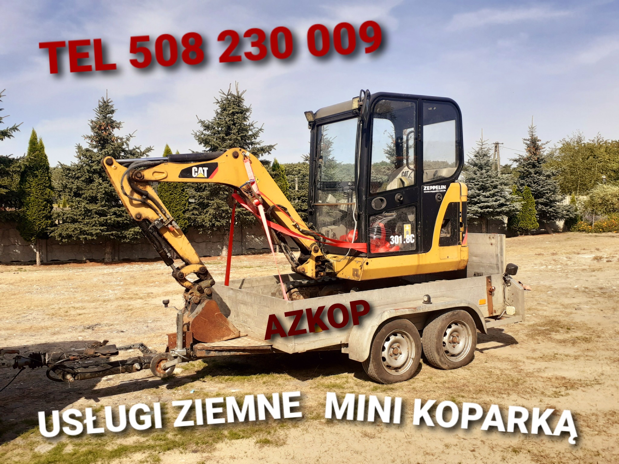 Żółta minikoparka CAT 301.8C na przyczepie z napisem AZKOP, na tle zielonych drzew i nieba, z dużym czerwonym numerem telefonu na górze i napisem USŁUGI ZIEMNE MINI KOPARKA na dole.