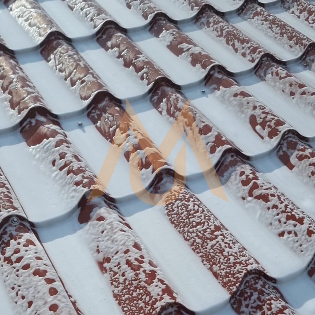 Czerwona dachówka pokryta topniejącym śniegiem, widoczne krople wody, bliski kadr.