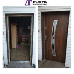 Por&oacute;wnanie: Stara futryna i nowa, brązowa, zewnętrzna stolarka z przeszkleniem o falistym kształcie, zamontowana w budynku z białym sidingiem.