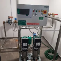 Zestaw hydroforowy Wilo z panelem sterowania i orurowaniem, instalacja w pomieszczeniu technicznym, widoczne elementy systemu przeciwpożarowego.