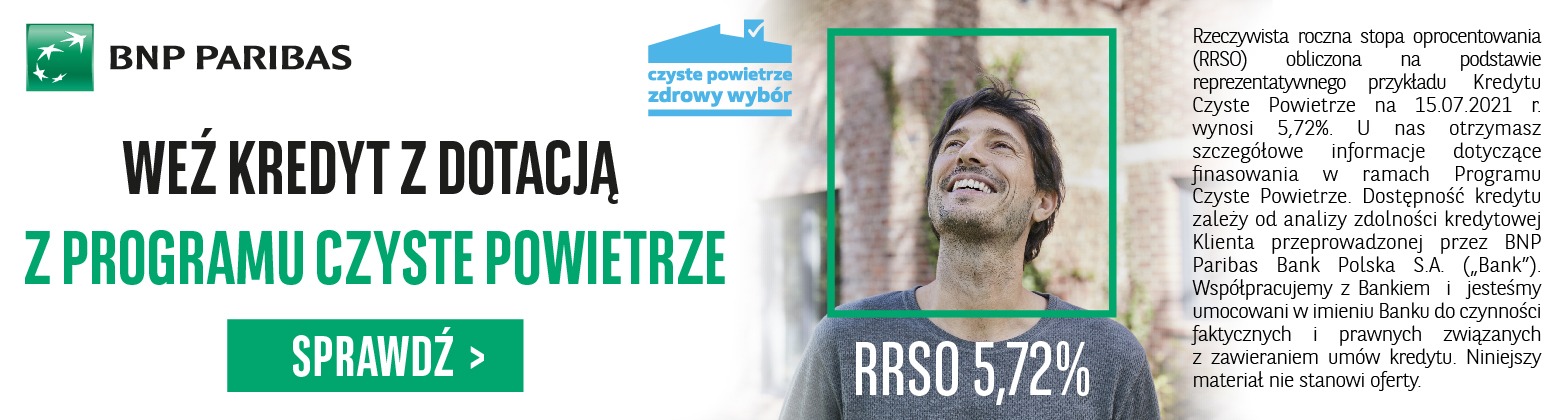 Reklama kredytu na program Czyste Powietrze z logo BNP Paribas, mężczyzna spogląda w górę w tle drzewa.