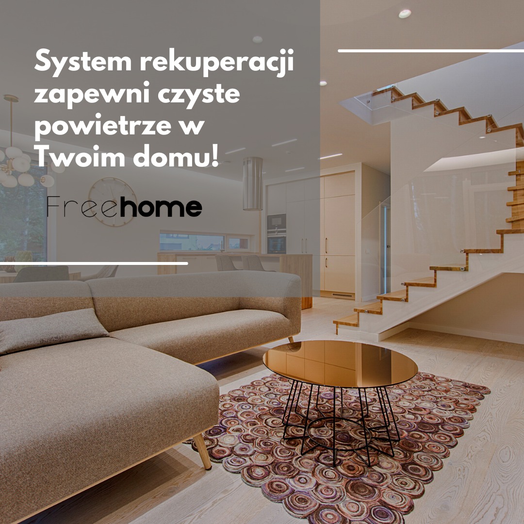 Wnętrze nowoczesnego salonu z systemem rekuperacji, beżowa sofa narożna, okrągły stolik kawowy z metalową podstawą, designerski dywan z motywem rozetek, schody z drewnianymi stopniami i szklaną...
