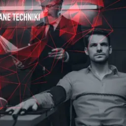 Mężczyzna poddawany badaniu wariografem, w tle detektyw z dokumentami, całość w tonacji czarno-białej z czerwonymi geometrycznymi elementami graficznymi.