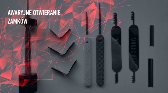 Zestaw narzędzi do awaryjnego otwierania zamków, w tym wytrychy z różnymi profilami i napinacz, na szarym tle z czerwonymi geometrycznymi elementami graficznymi.