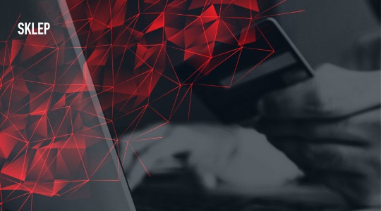Abstrakcyjne tło z czerwonymi trójkątami, częściowo zasłaniające dłoń trzymającą kartę płatniczą i laptop, z napisem 'SKLEP' w lewym górnym rogu.