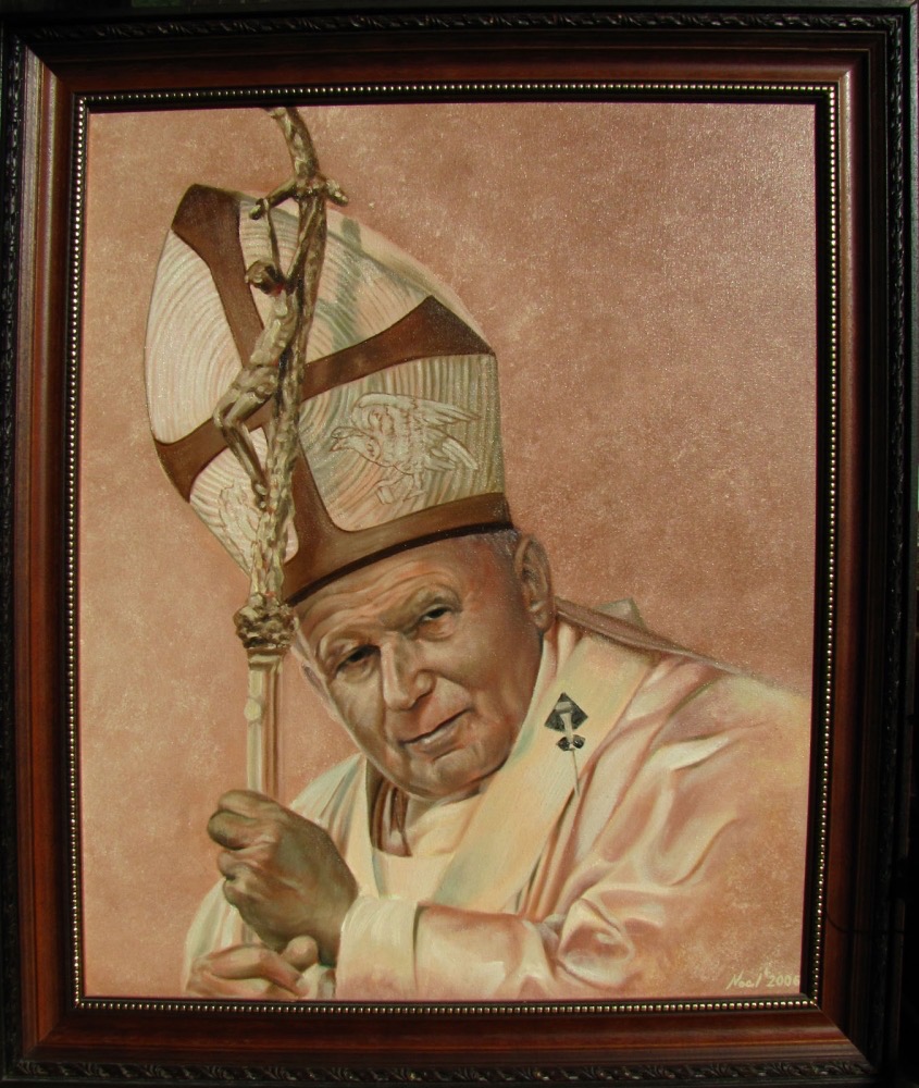 Portret olejny Jana Pawła II w stroju pontyfikalnym, trzymającego krzyż, w ciemnej, zdobionej ramie.