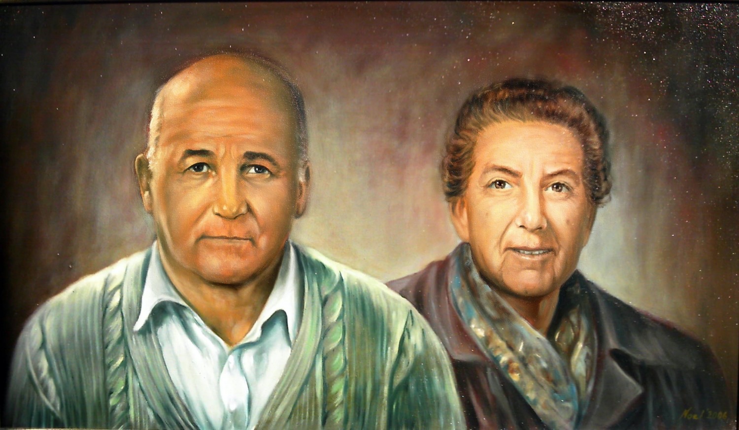 Olejny portret starszego małżeństwa na rozmytym, ciemnym tle, z widocznymi pociągnięciami pędzla i sygnaturą artysty w prawym dolnym rogu.