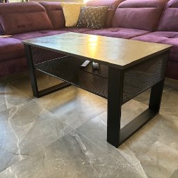 Ślusarstwo-Spawalnictwo Artem Sidorenko - Stolik kawowy z metalową siatką i czarną ramą, ustawiony na marmurowej podłodze, z fioletową sofą w tle.