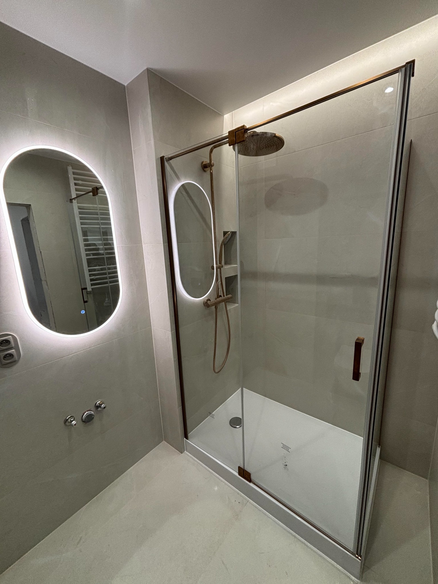 Elegancka kabina prysznicowa z deszczownicą i podświetlanym lustrem w odcieniach szarości i miedzi, nowoczesna aranżacja łazienki, wykończenie.