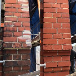 K&M Stolarstwo i Rzemiosło z Pasją Kachel Marcin - Ceglany komin przed i po czyszczeniu; po lewej stronie widoczne ciemne zabrudzenia oraz resztki białej farby, po prawej stronie cegły oczyszczone, odzyskujące pierwotny czerwony kolor.