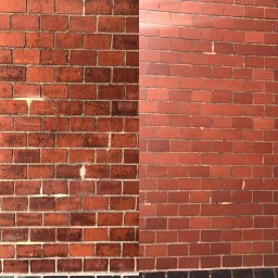 K&M Stolarstwo i Rzemiosło z Pasją Kachel Marcin - Ceglana ściana przed i po czyszczeniu, widoczna wyraźna różnica w kolorze i czystości cegieł.