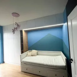 Szafa wykonana pod zabudowę, malowanie ścian