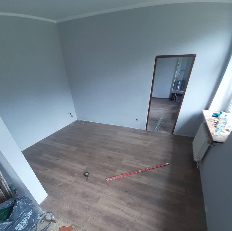 Malowanie ścian, układanie paneli podłogowych