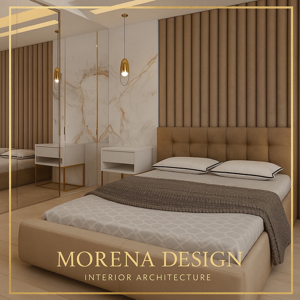 Sypialnia z łóżkiem w odcieniach beżu, panelem ściennym i marmurową ścianą. Lustro powiększa przestrzeń. Złote detale lamp i ramy dodają elegancji.