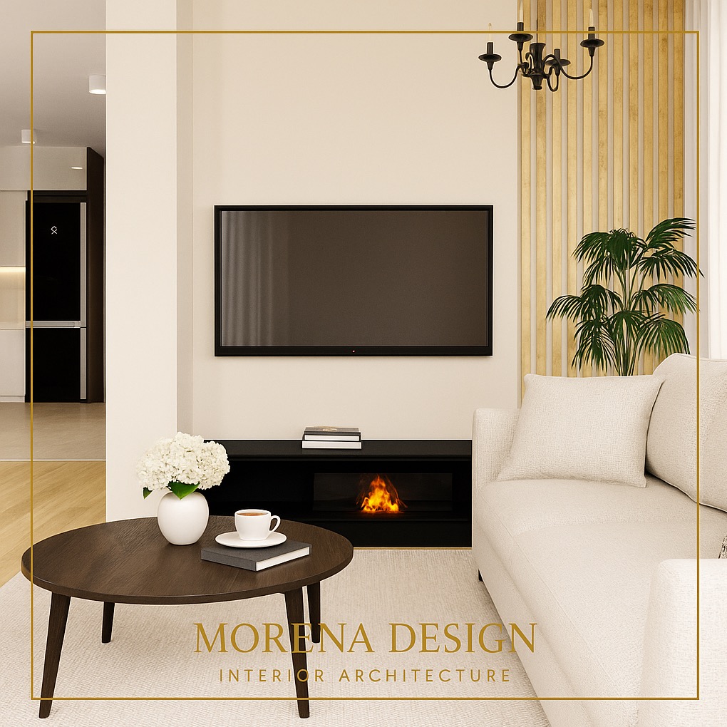 Elegancki salon z telewizorem nad kominkiem elektrycznym, kremową sofą i okrągłym stolikiem kawowym. W tle widoczna kuchnia i złote panele dekoracyjne.