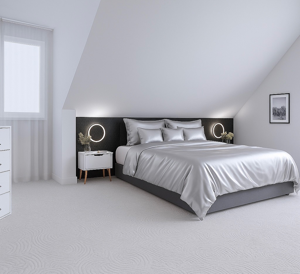 Nowoczesna sypialnia na poddaszu z łóżkiem w srebrnej pościeli, podświetlanym zagłówkiem i szafką nocną. Minimalistyczny design, jasna kolorystyka.