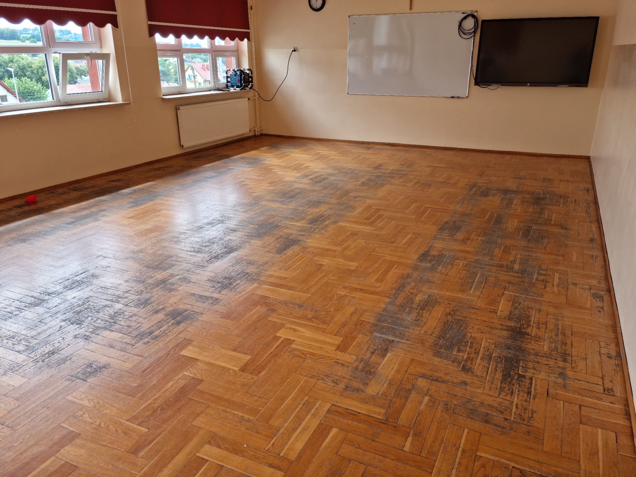 Szkoła zdjęcie przed cyklinowaniem