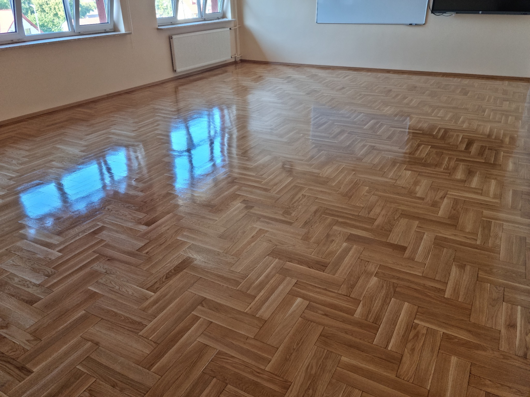 Szkoła zdjecia po cyklinowaniu i lakierowaniu