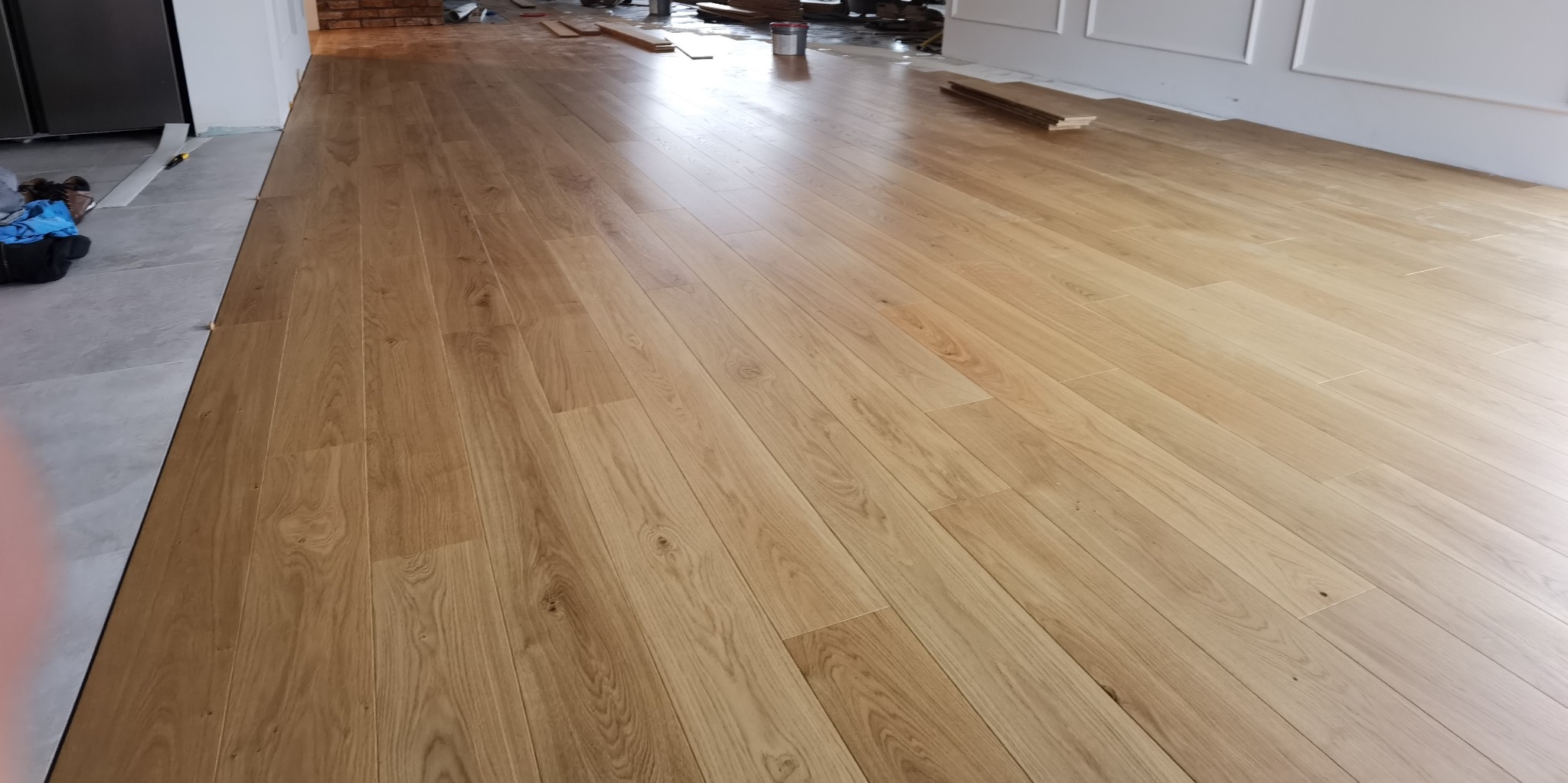 zdjęcie 2 Układanie podłogi warstwowej na ogrzewaniu podłogowym wykończonej lakierem z delikatna V fugą.