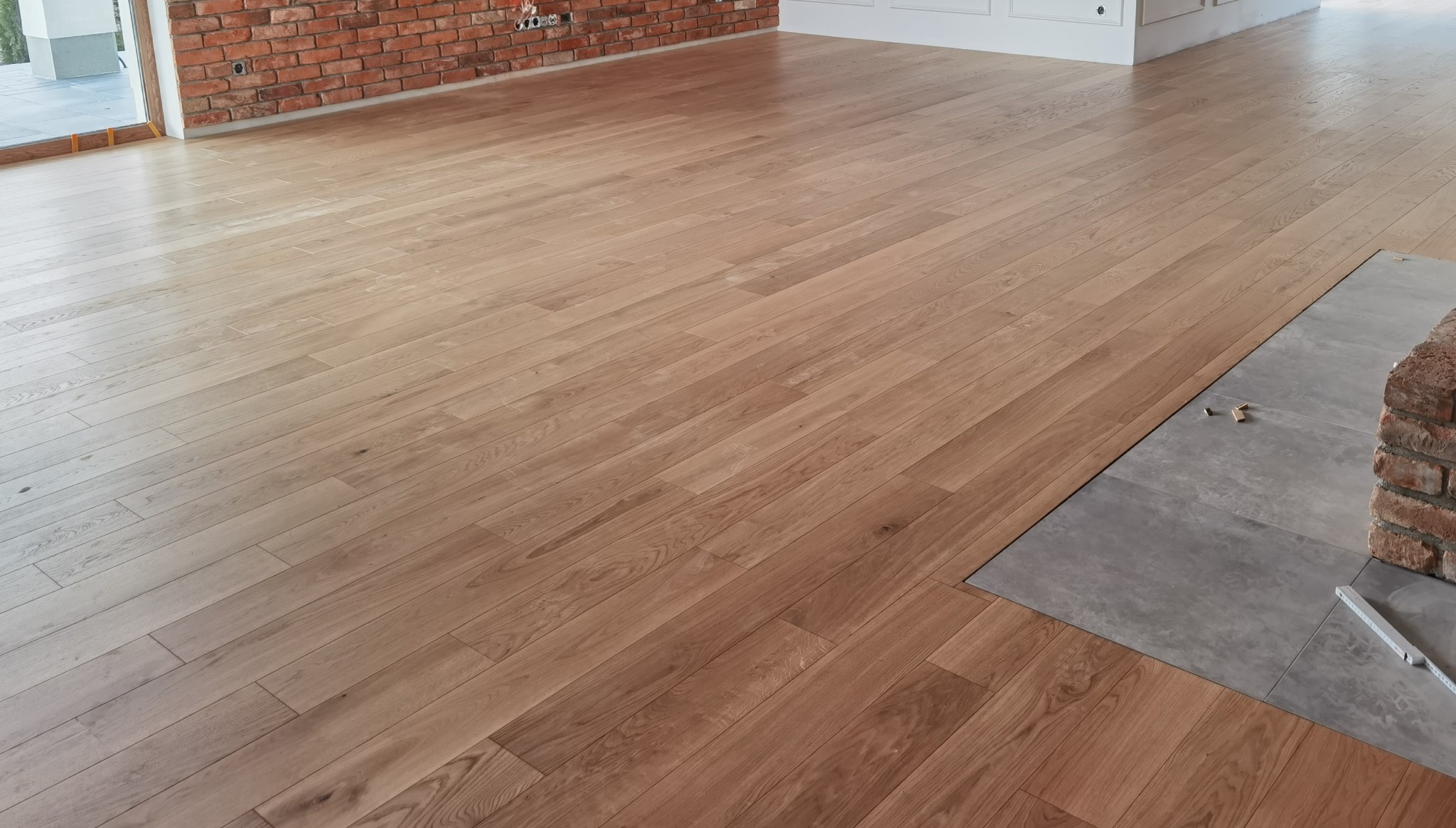 zdjęcie 3 Układanie podłogi warstwowej na ogrzewaniu podłogowym wykończonej lakierem z delikatna V fugą.