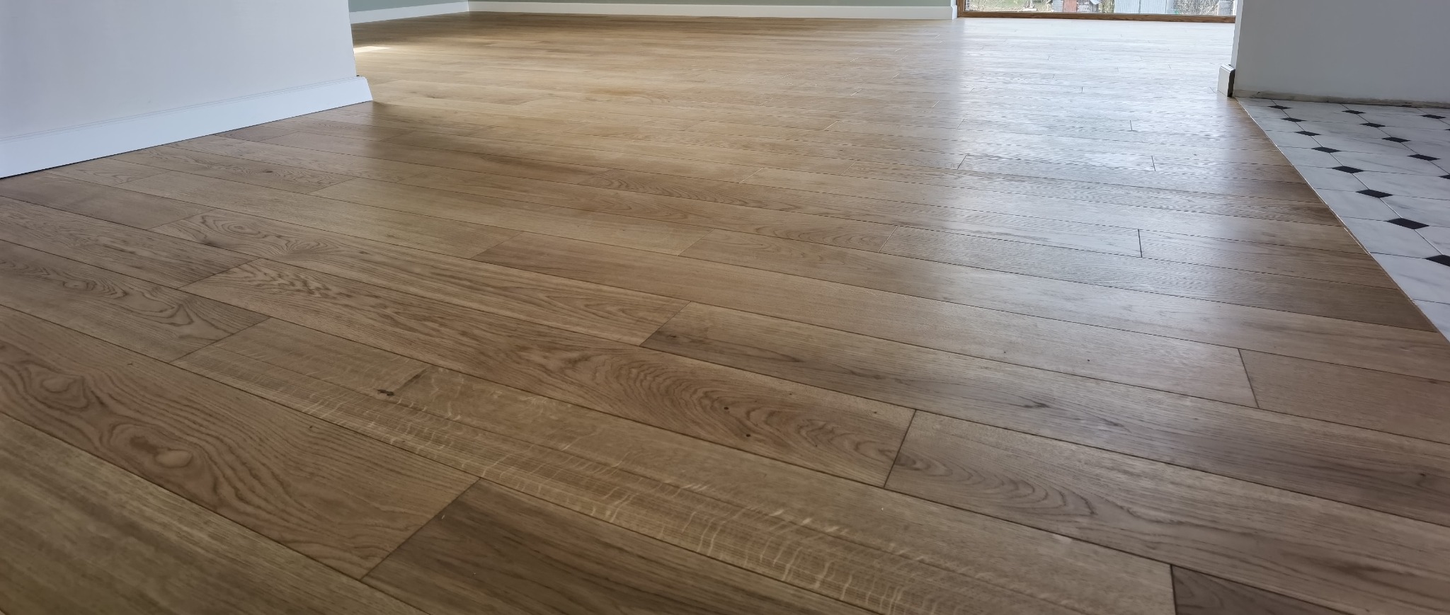 zdjęcie 4 Układanie podłogi warstwowej na ogrzewaniu podłogowym wykończonej lakierem z delikatna V fugą.