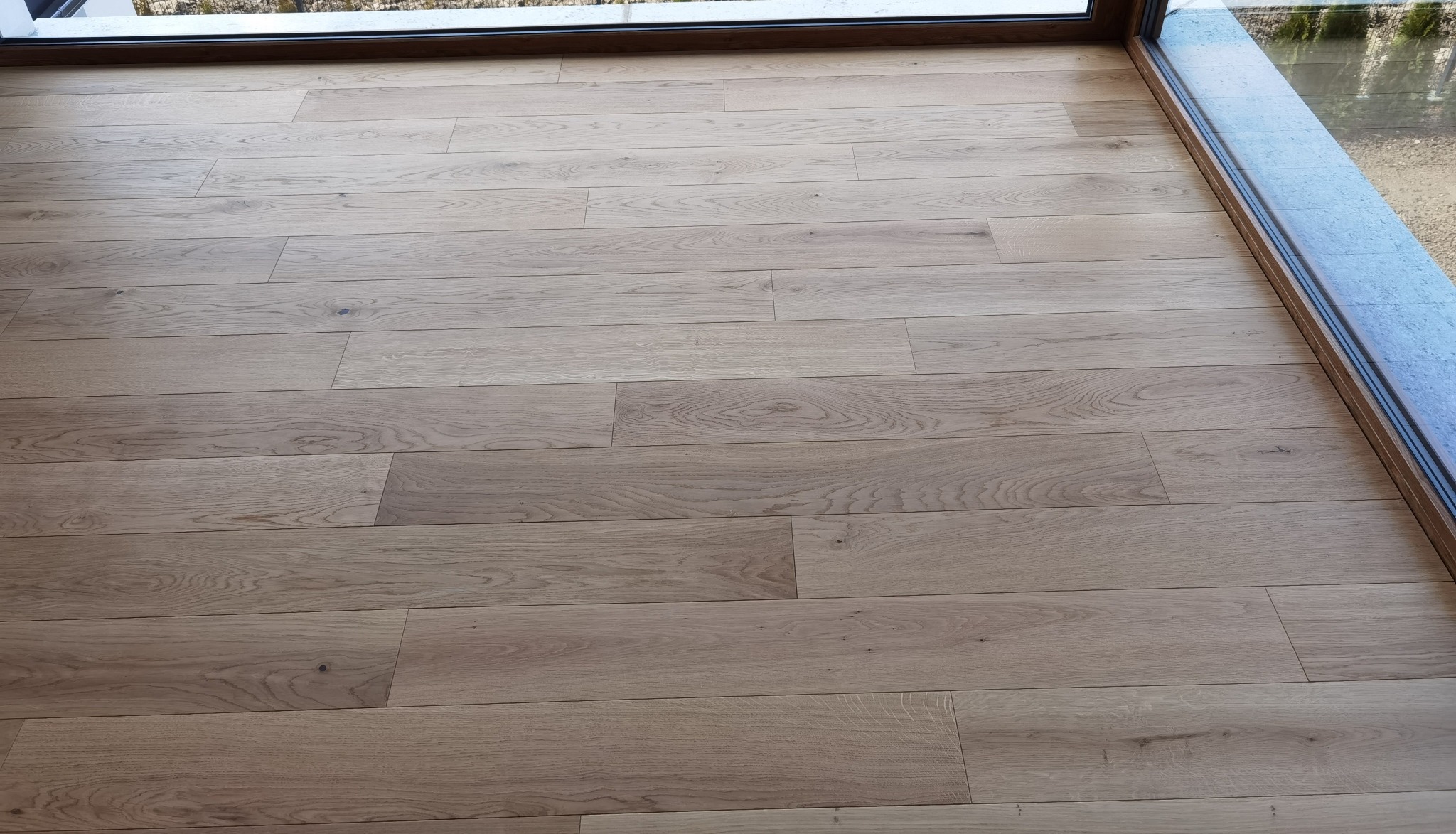 zdjęcie 5 Układanie podłogi warstwowej na ogrzewaniu podłogowym wykończonej lakierem z delikatna V fugą.