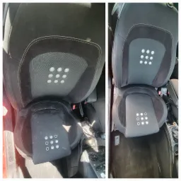 Porównanie: Czyszczone siedzenie samochodowe z czarną tapicerką i wzorem z dziewięciu kółek przed i po usłudze. Widoczne plamy i zabrudzenia na siedzeniu po lewej stronie.