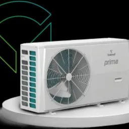 Biała jednostka zewnętrzna pompy ciepła marki Prima na białym podeście, z zielonym logo producenta i graficznym elementem w tle na czarnym tle.