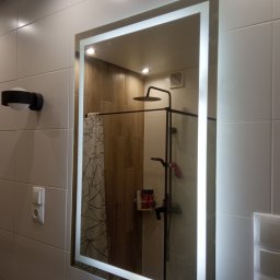 Łazienka wraz z lustrem podświetlanym