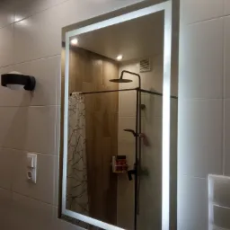 Łazienka wraz z lustrem podświetlanym