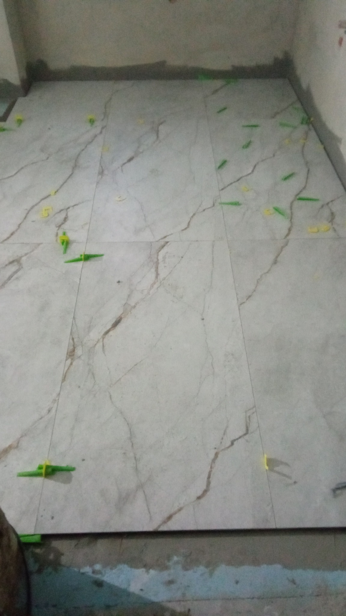 Kafelki położone świeżo na podłodze.