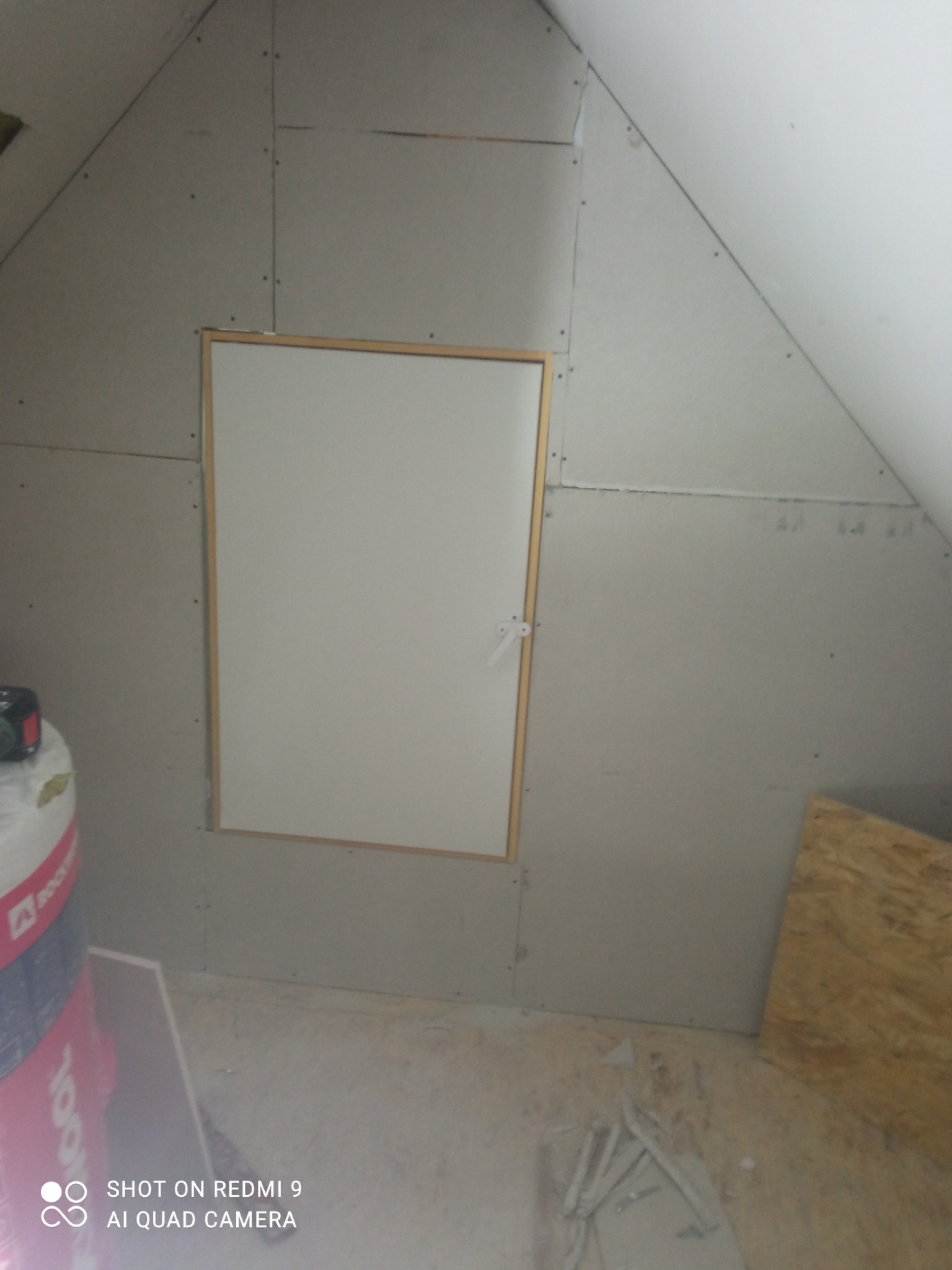 Ścianka g-k z drzwiczkami dla kominiarza