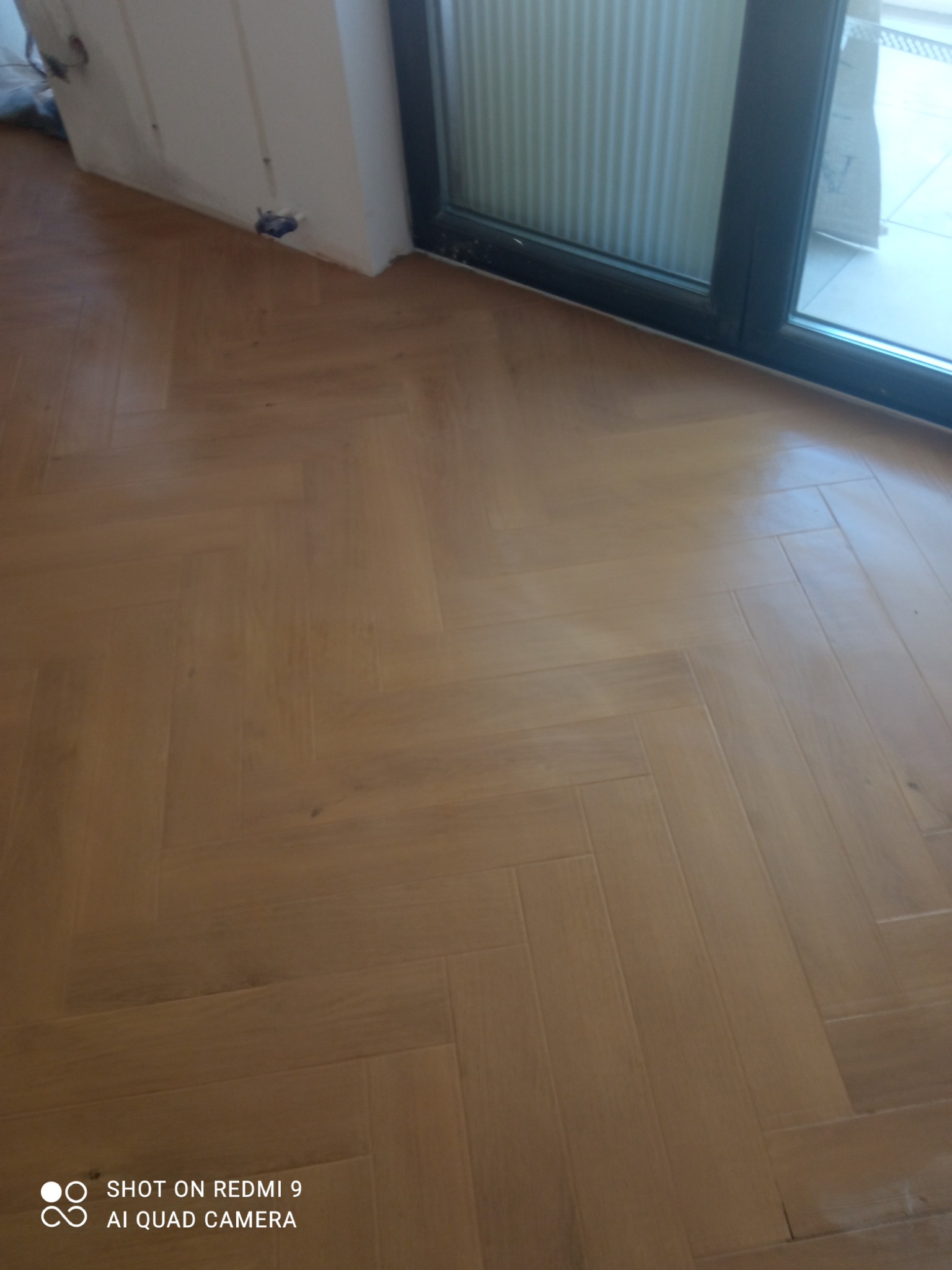 Kafelki ułożone w jodełkę.